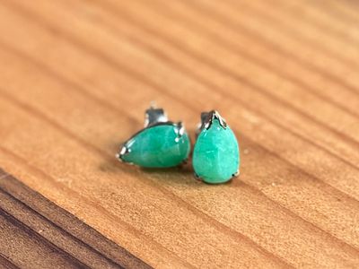 14K GOLD JADE EARRINGS. This lot features a pair of beautiful 14k gold and jade earrings with a 