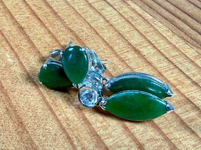 14K GOLD DIAMOND & JADE EARRINGS. This lot features a pair of 14k gold earrings with genuine 