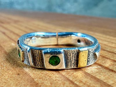 ARMSTRONG, STERLING SILVER & 22K GOLD RING. This lot features a hand made ring by maker 