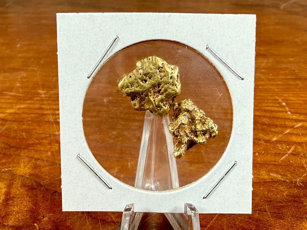 GOLD NUGGETS. This lot features a pair of beautiful gold nuggets with a total approx. weight of 