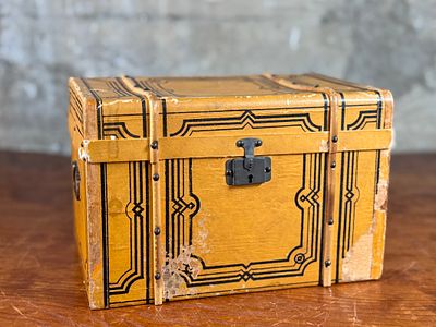 CHILD'S MINIATURE STEAMER TRUNK. This lot features an antique children's miniature steamer trunk 