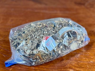 COSTUME JEWELRY, 4.5LBS
. This lot features a collection of quality costume jewelry with a total 