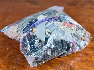 COSTUME JEWELRY, 3LBS
. This lot features a collection of quality costume jewelry with a total 