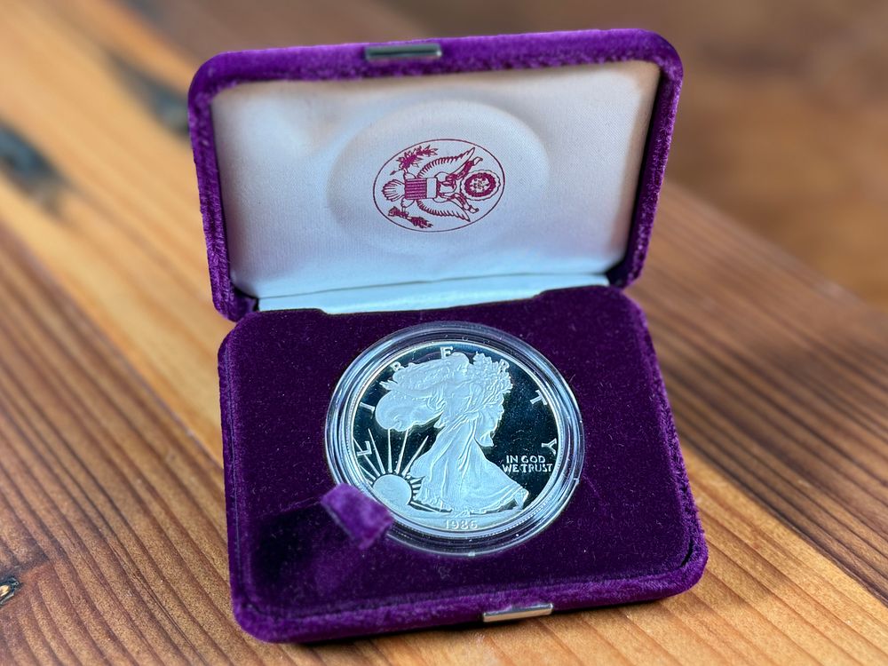 1986 AMERICAN SILVER EAGLE PROOF COIN, .999 FINE SILVER. This lot features a 1986 American 