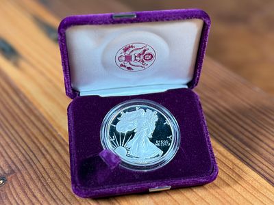 1986 AMERICAN SILVER EAGLE PROOF COIN, .999 FINE SILVER. This lot features a 1986 American 