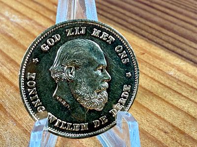 THE NETHERLANDS 10 GULDEN GOLD COIN. This lot features The Netherlands 10 Gulden gold coin 