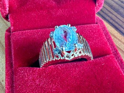 14K GOLD RING WITH QUARTZ & DIAMONDS. This lot features a 14k gold ring with a quartz center 