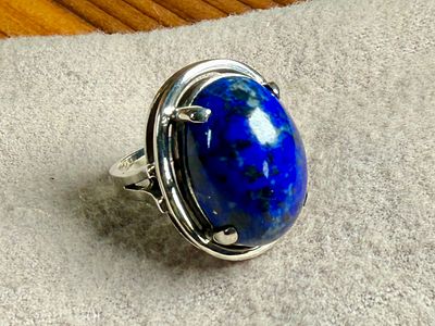 STERLING SILVER & LAPIS RING. This lot features a vintage sterling silver ring with a large 