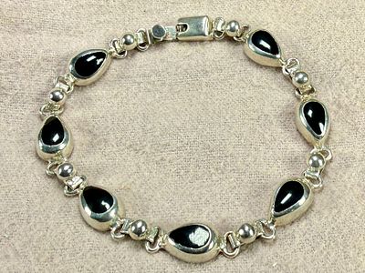STERLING SILVER & ONYX BRACELET. This lot features a vintage sterling silver &amp; onyx bracelet 