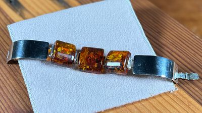 STERLING SILVER & BALTIC AMBER BRACELET . This lot features a stunning sterling silver &amp; 