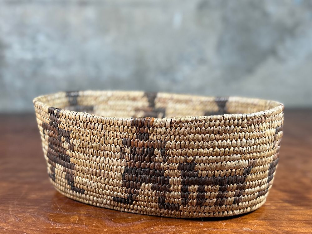 NATIVE AMERICAN BASKET, EARLY 20TH CENTURY. This lot features a stunning Native American basket 