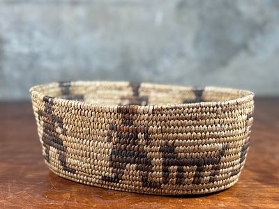 NATIVE AMERICAN BASKET, EARLY 20TH CENTURY. This lot features a stunning Native American basket 