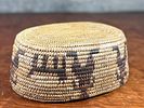 NATIVE AMERICAN BASKET, EARLY 20TH CENTURY. This lot features a stunning Native American basket Image - 5