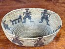 NATIVE AMERICAN BASKET, EARLY 20TH CENTURY. This lot features a stunning Native American basket Image - 4