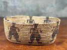 NATIVE AMERICAN BASKET, EARLY 20TH CENTURY. This lot features a stunning Native American basket Image - 3