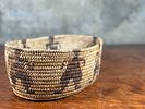 NATIVE AMERICAN BASKET, EARLY 20TH CENTURY. This lot features a stunning Native American basket Image - 2