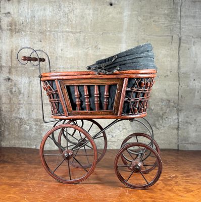 VICTORIAN-STYLE DOLL CARRIAGE. This lot features a beautiful antique Victorian-style doll 