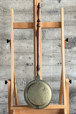 BRASS BED WARMER WITH WOODEN HANDLE. Brass bed warmer with floral etching and decorative 