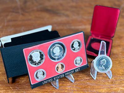 CANADIAN SILVER DOLLAR & US PROOF SET. This lot features a Canadian silver dollar composed of 
