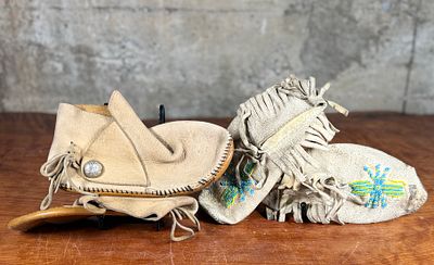 PAIR OF NATIVE AMERICAN MOCCASINS. This lot features a pair of what appear to be antique Native 