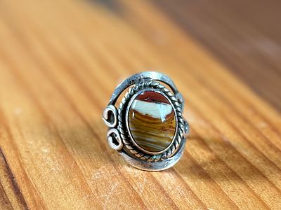 STERLING SILVER & JASPER RING. This lot features a beautiful handmade ring crafted from sterling 