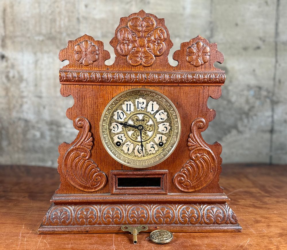 INGRAHAM 8 DAY CLOCK. This lot features an Ingraham 8 day clock circa 1896 in good working 