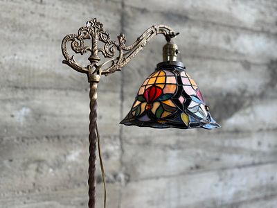 TIFFANY STYLE STAINED GLASS BRIDGE ARM FLOOR LAMP. This lot features an antique Tiffany style 