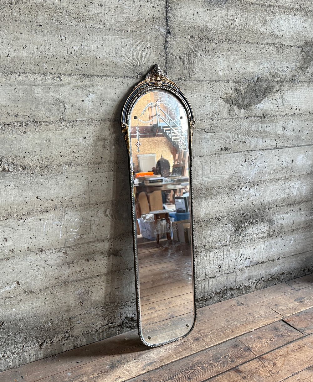 VICTORIAN ARCHED WALL MIRROR. This lot features a Victorian arched wall mirror with an ornate 