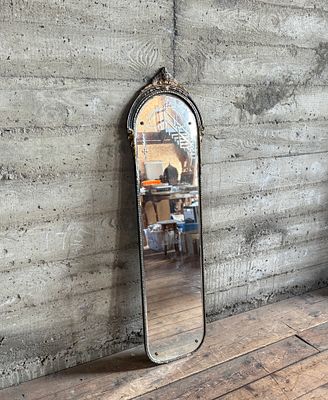 VICTORIAN ARCHED WALL MIRROR. This lot features a Victorian arched wall mirror with an ornate 