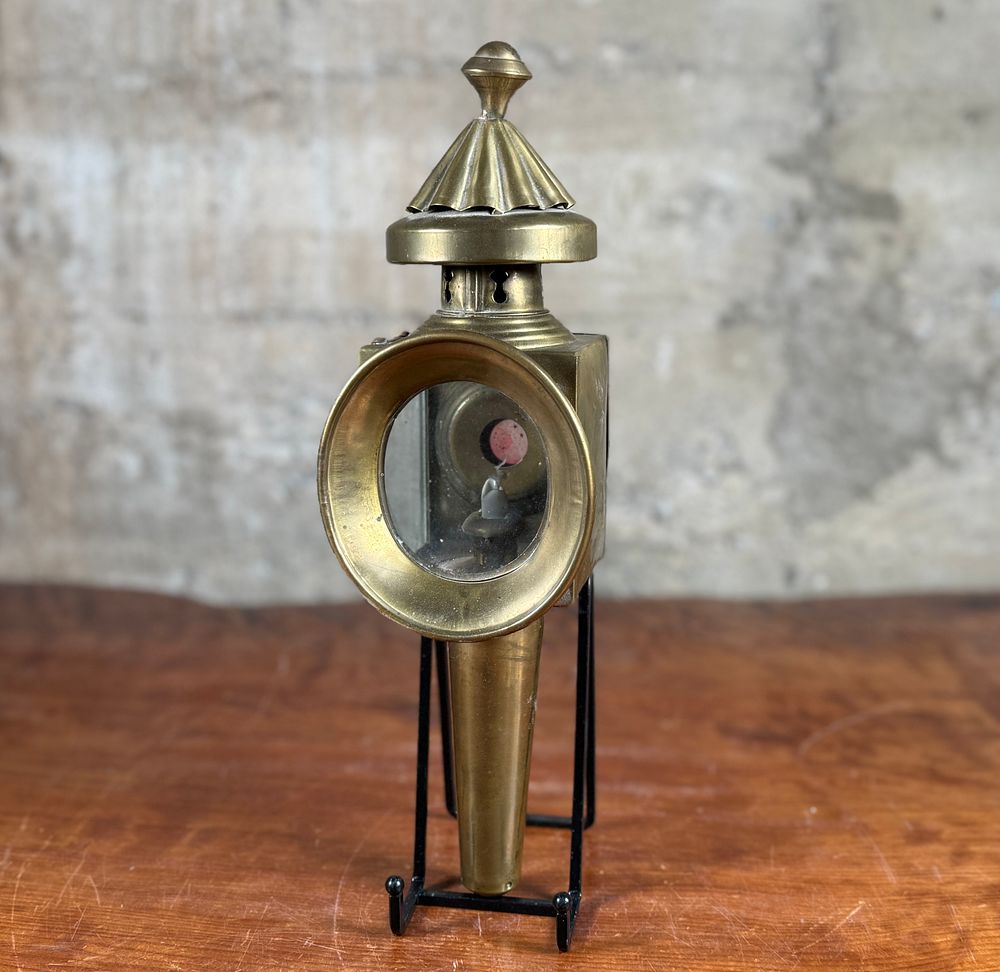 BRASS CARRIAGE LANTERN. This lot features an antique brass carriage lantern with a conical base 
