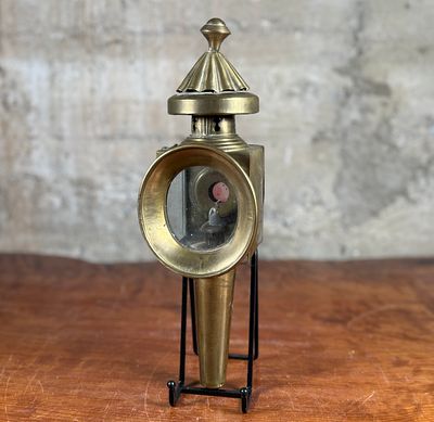 BRASS CARRIAGE LANTERN. This lot features an antique brass carriage lantern with a conical base 