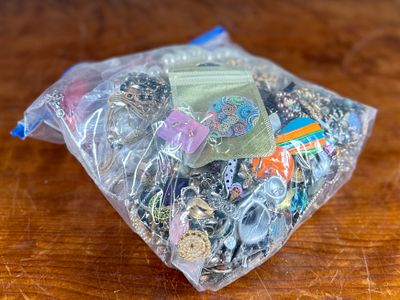 COSTUME JEWELRY, 5.5LBS. This lot features a collection of quality costume jewelry with a total 