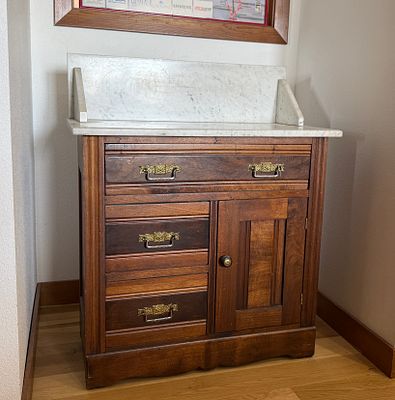 VICTORIAN EASTLAKE WASHSTAND. This lot features an antique Victorian Eastlake washstand crafted 
