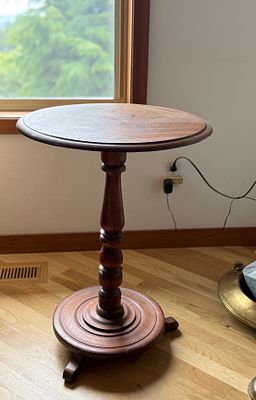 WILLIAM IV WINE TABLE. This lot features an antique William IV wine table features a mahogany 