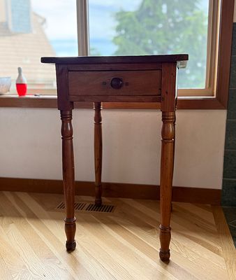 SHERATON-STYLE ONE DRAWER STAND. This lot features a 19th century Sheraton-style one drawer 