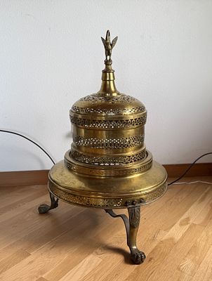 LARGE BRASS BRAZIER HEATER. This lot features an antique brass brazier heater, featuring 