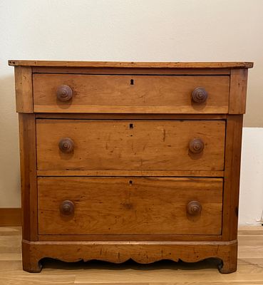ENGLISH PINE CHEST OF DRAWERS. This lot features an antique English Pine chest of drawers that 