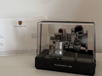 PORSCHE 911 VTG TURBOCHARGER, DETAILED SCALE MODEL. This lot features a detailed cutaway scale 