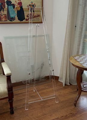 STANDING CLEAR ACRYLIC EASEL. This lot features a standing clear acrylic art easel in excellent 