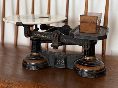 ANDERSON BROTHERS, CAST IRON GROCER'S SCALE . This lot features a 19th-century Anderson Bros. 