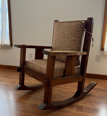 ARTS & CRAFTS MISSION OAK ROCKING CHAIR. This lot features a stunning Arts &amp; Crafts mission 