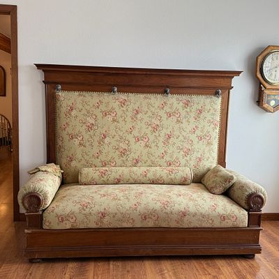NEO-RENAISSANCE SOFA. This lot features an incredible Neo-Renaissance sofa in very good 