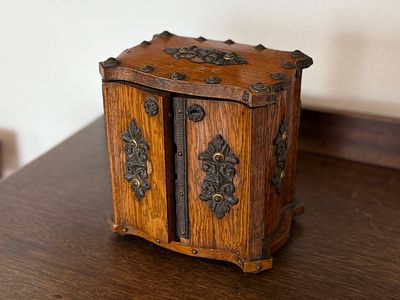 ART NOUVEAU SMOKER'S CABINET. This lot features an Art Nouveau smoker's cabinet with four (4) 
