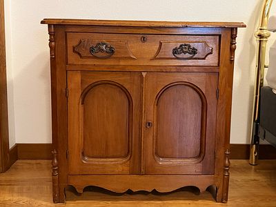 VICTORIAN WASHSTAND. This lot features a Victorian washstand with a single drawer and lower 