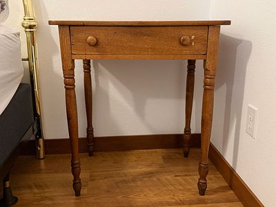 OAK SINGLE DRAWER SIDE TABLE. This lot features an antique oak single drawer side table or 