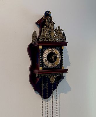 DUTCH ZAANDAM STYLE WALL CLOCK. This lot features a stunning Dutch Zaandam style wall clock in 