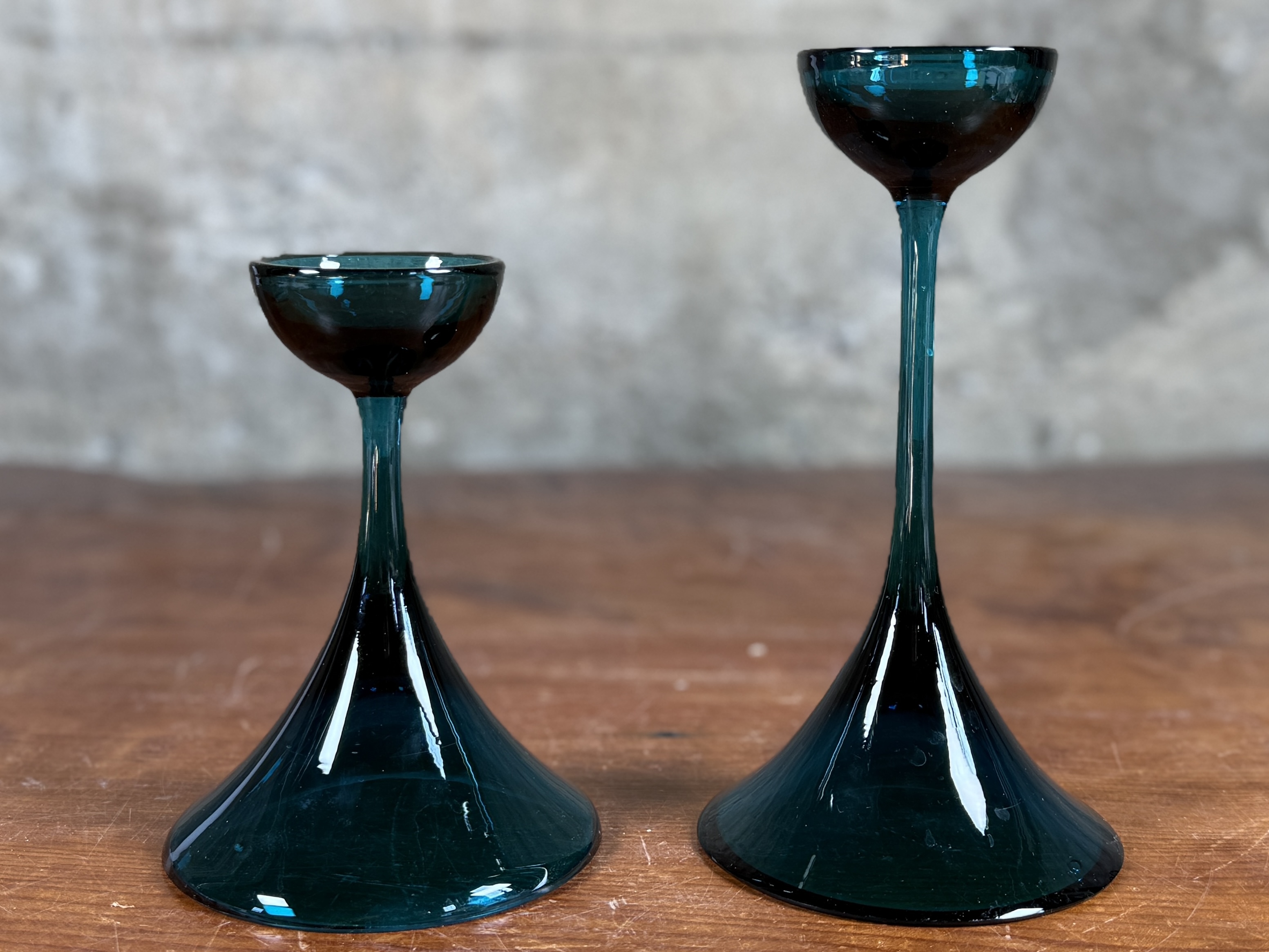 CARI ZALLONI, PAIR OF BLUE GLASS CANDLESTICKS