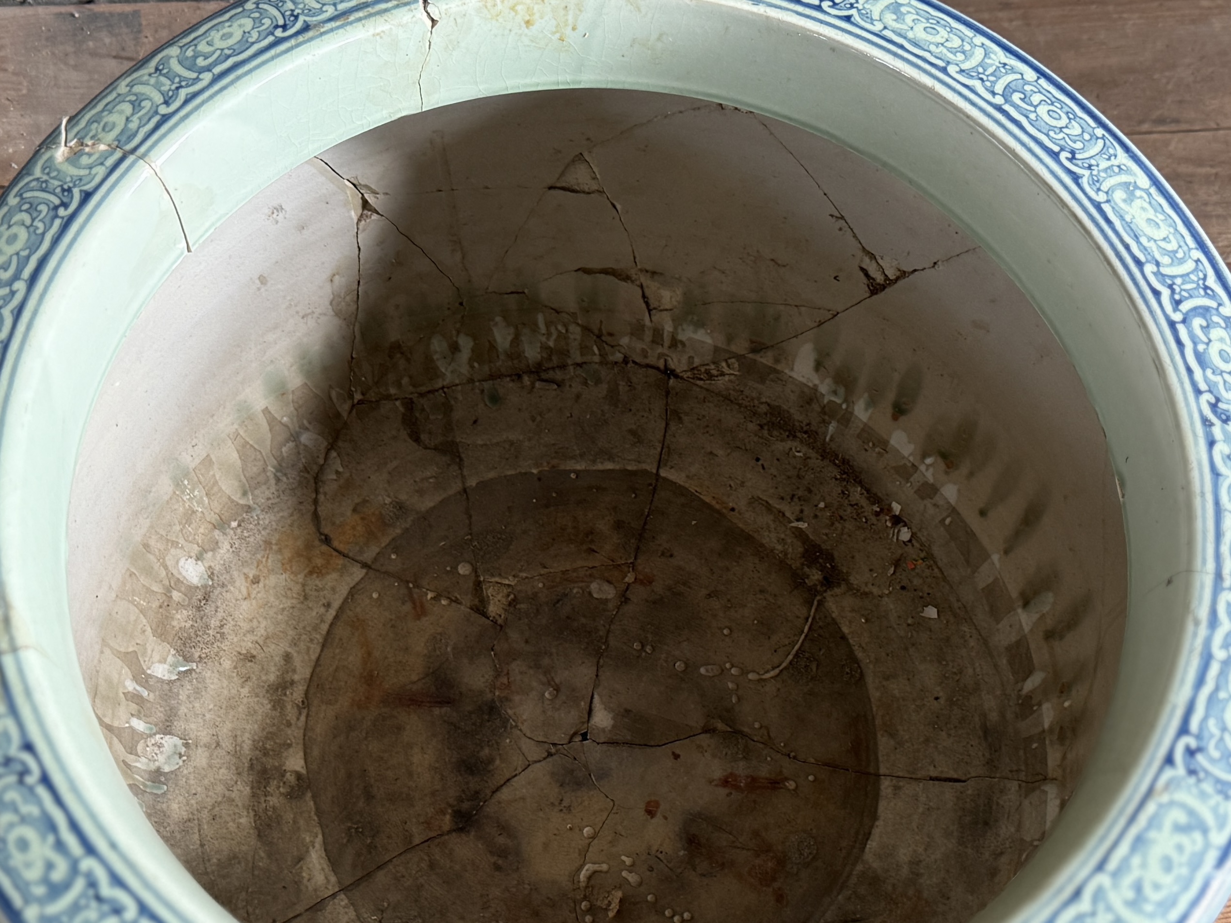 LARGE PORCELAIN VESSEL