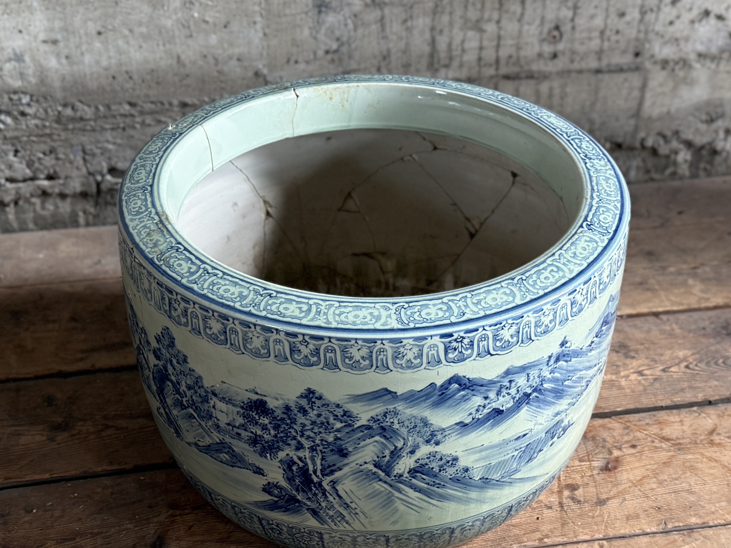 LARGE PORCELAIN VESSEL