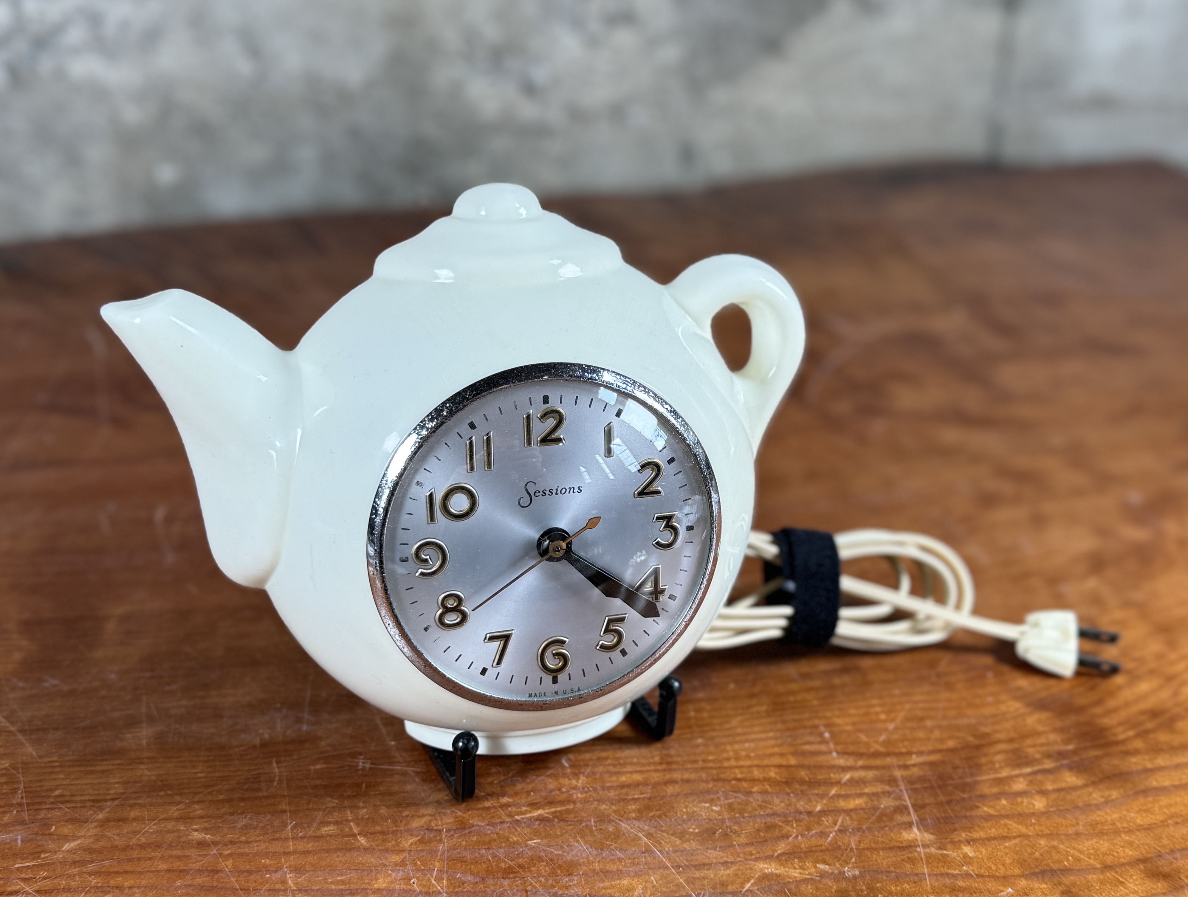 SESSIONS, SELF-STARTING WHITE TEAPOT WALL CLOCK